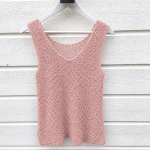 The Elvi loose singlet #101 in blossom pink on a hanger, showing the double moss stitch texture