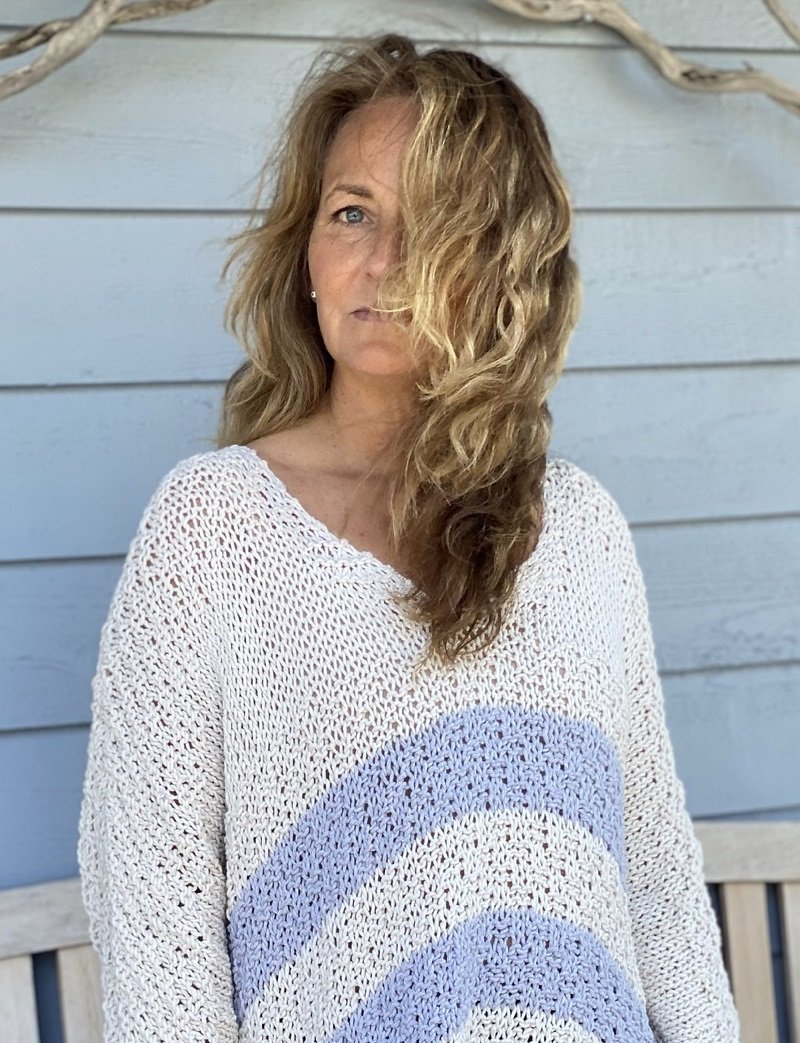 Woman wearing the Serenity two-colour sweater #166, showing the double moss stitch stripes